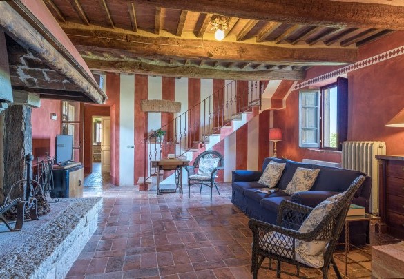 Il salotto con caminetto e Tv al primo piano - Podere Pratovecchio