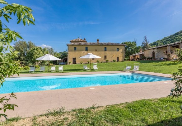 La piscina è immersa nel verde - Podere Pratovecchio