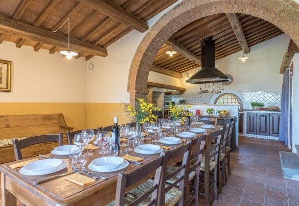 La grande tavola da pranzo all'interno della cucina - Podere Pratovecchio