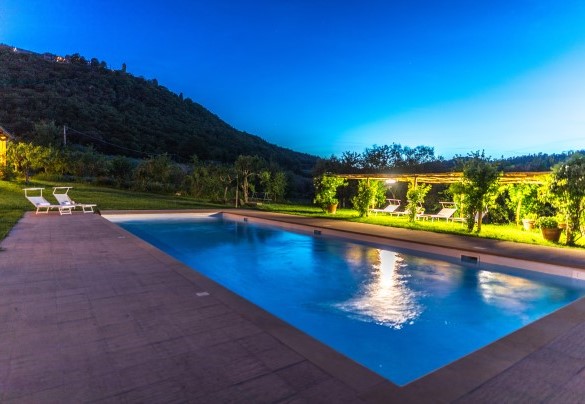 La piscina è dotata di illuminazione interna - Podere Pratovecchio