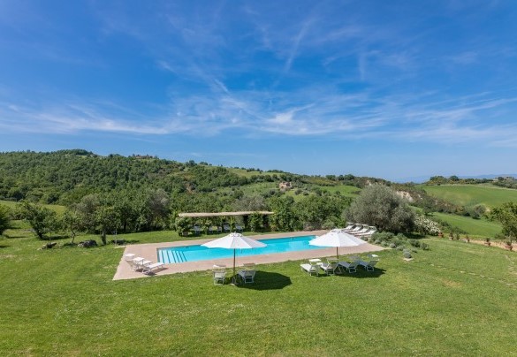 La piscina è immersa nel verde - Podere Pratovecchio