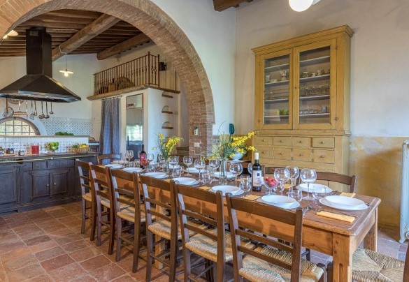 La grande tavola da pranzo all'interno della cucina - Podere Pratovecchio