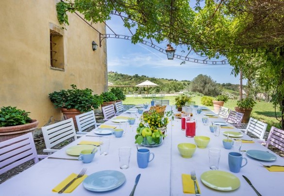 Il grande tavolo da pranzo ombreggiato da piante rampicanti - Podere Pratovecchio