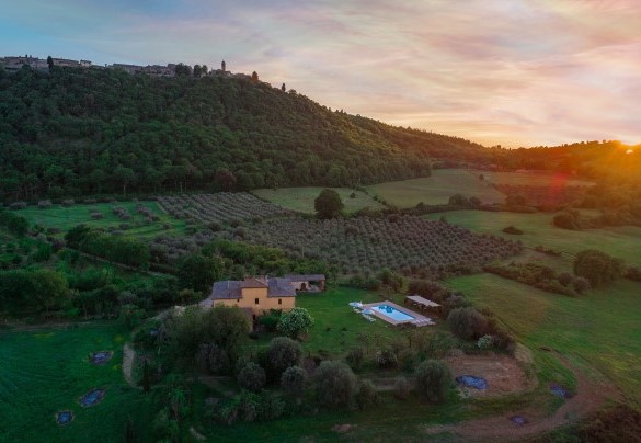 La villa vista dall'alto immersa nel verde incontaminato - Podere Pratovecchio