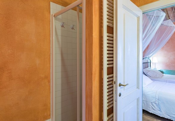 Il bagno en-suite con doppio lavello e doccia - Podere Pratovecchio