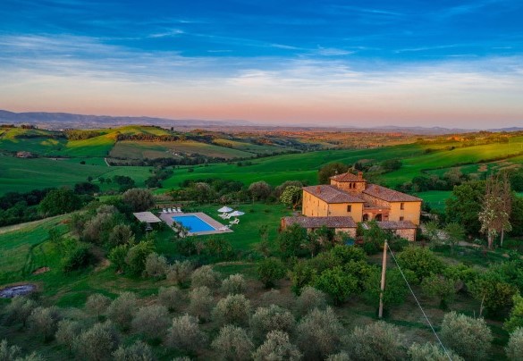 Il panorama mozzafiato sul quale si affaccia la villa al tramonto - Podere Pratovecchio