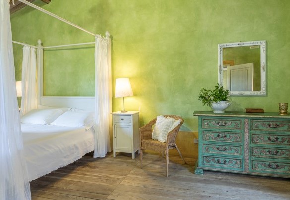 The green master bedroom with a canopy bed - Podere Pratovecchio