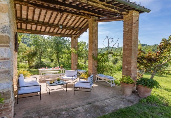 Il portico ospita una comoda area relax - Podere Pratovecchio