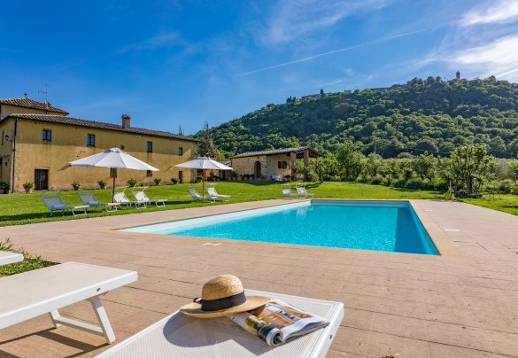 La piscina è al sole in tutte le ore del giorno - Podere Pratovecchio