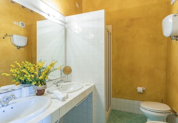 The en-suite bathroom with double sink and shower - Podere Pratovecchio