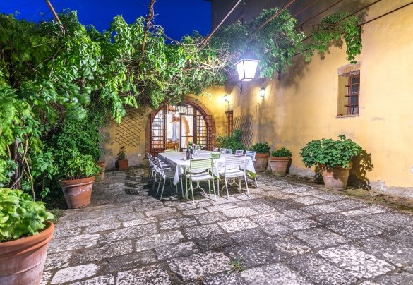 Il gazebo naturale illuminato in un contesto serale - Podere Pratovecchio