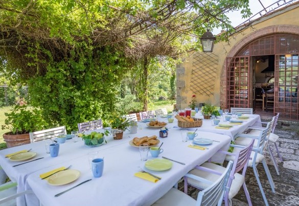 Il grande tavolo da pranzo ombreggiato da piante rampicanti - Podere Pratovecchio