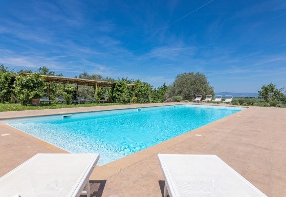 La piscina è al sole in tutte le ore del giorno - Podere Pratovecchio