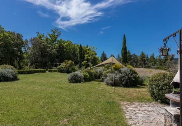 L’area barbecue e un angolo con piante aromatiche e ornamentali – Podere San Ansano