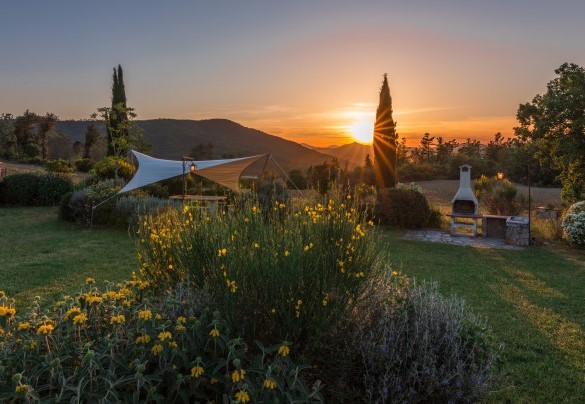 L’area barbecue al tramonto – Podere San Ansano