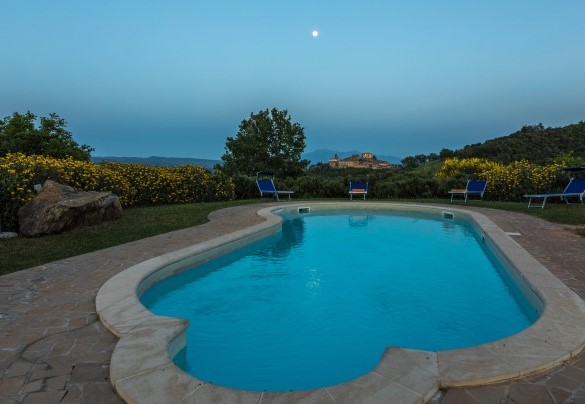 La piscina al tramonto con la luna – Podere San Ansano