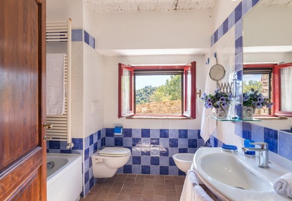 Bathroom with tub in the apartment 2 – Podere San Ansano