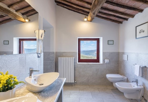 Bagno con doccia al primo piano nell'appartamento 3– Podere San Ansano