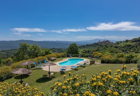 La villa regala un belvedere eccezionale sull’immenso tavoliere verdeggiante che si allunga fino all’orizzonte – Podere San Ansano 