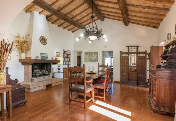 Da scala esterna si guadagna il primo piano, dove superata una loggetta panoramica si accede nell’appartamento 3 – Podere San Ansano