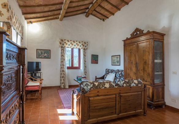 L’appartamento 3 composto da una grande salone con caminetto, tre camere matrimoniali (di cui due con letto divisibile), due bagni con doccia ed un angolo cottura – Podere San Ansano