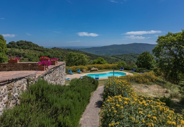 La piscina è a pochi passi dal casale e raggiungibile attraverso un lastricato in lieve discesa – Podere San Ansano 