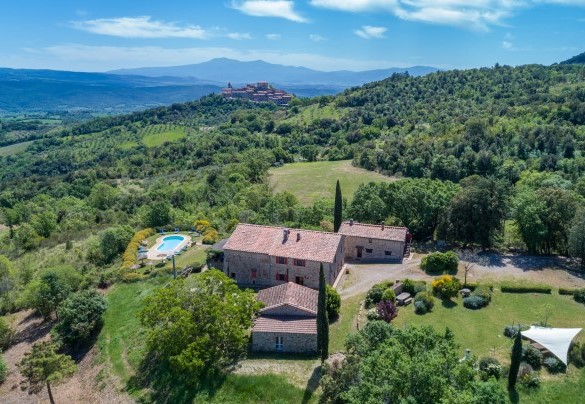 Il podere è inserito in una azienda agricola estesissima ed è avvolto da una vegetazione di ben 60 ettari di bosco – Podere San Ansano