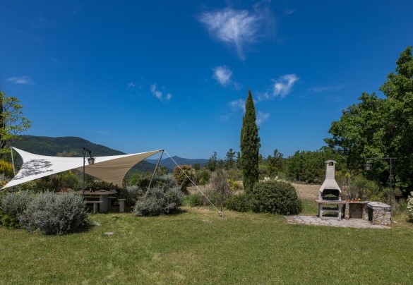 L’area barbecue e un angolo con piante aromatiche – Podere San Ansano