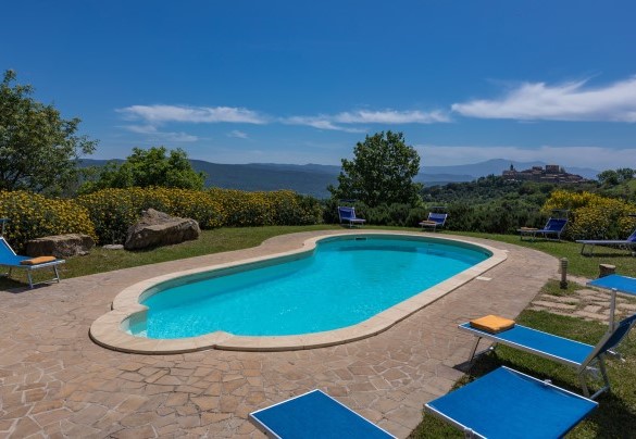 Sul solarium circostante sono posizionati lettini, sdraio, ombrelloni e la doccia con acqua fredda – Podere San Ansano