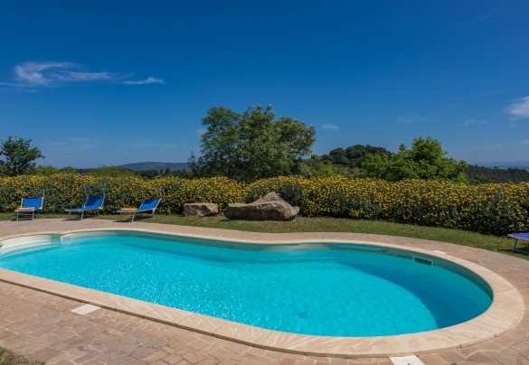 La piscina è a pochi passi dal casale e raggiungibile attraverso un lastricato in lieve discesa – Podere San Ansano