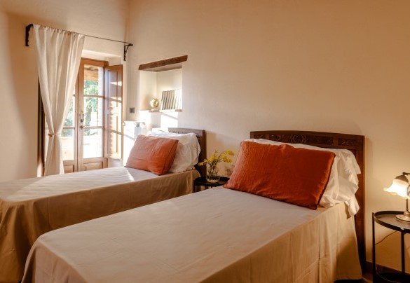 Twin bedroom n.6 with exit to the loggia with the staircase to the ground floor - Podere San Lorenzo