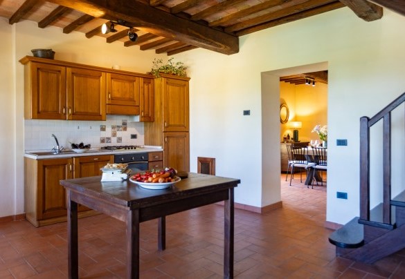 Kitchen n.2 connected to the dining room, with staircase to the first floor and exit to the porch - Podere San Lorenzo