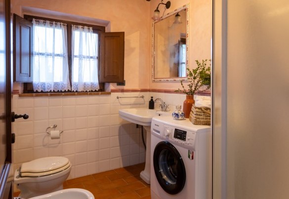 Bathroom with shower n.1 with washing machine, between kitchen n.1 and bedroom n.1 - Podere San Lorenzo