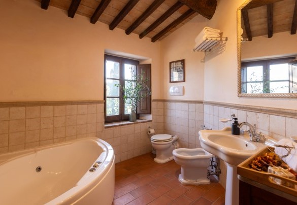 Bathroom n.3 with hydromassage tub serving bedrooms n.3 and n.4 on the first floor - Podere San Lorenzo