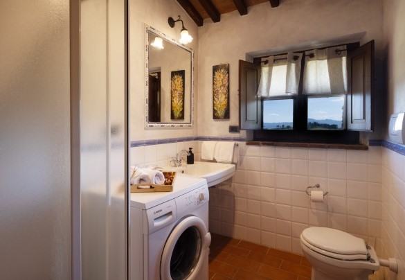 Bathroom with shower n.2 with washing machine, between kitchen n.2 and bedroom n.2 - Podere San Lorenzo