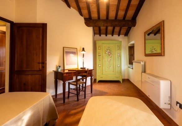 Twin bedroom n.6 with exit to the loggia with the staircase to the ground floor - Podere San Lorenzo