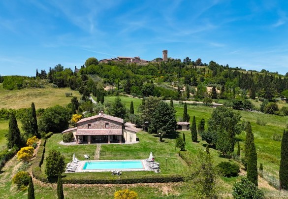 The fenced swimming pool is located in an area of the garden overlooking the hilly and panoramic landscape - Podere San Lorenzo