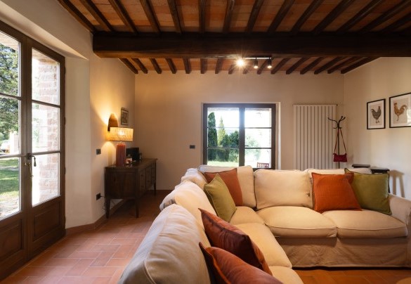 The living room with entrance and smart TV, connected to kitchen n.1 and the dining room - Podere San Lorenzo