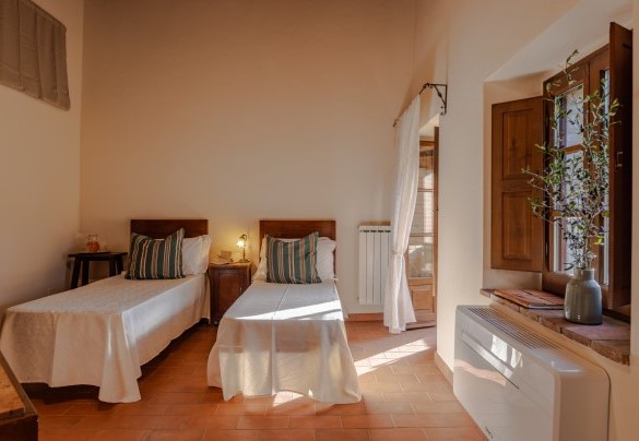 Twin bedroom n.4 with exit to the loggia with the staircase to the ground floor - Podere San Lorenzo