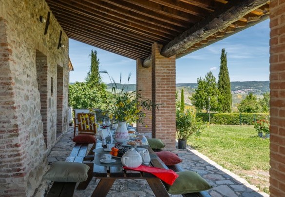 The porch with tables and benches connected to the kitchens - Podere San Lorenzo