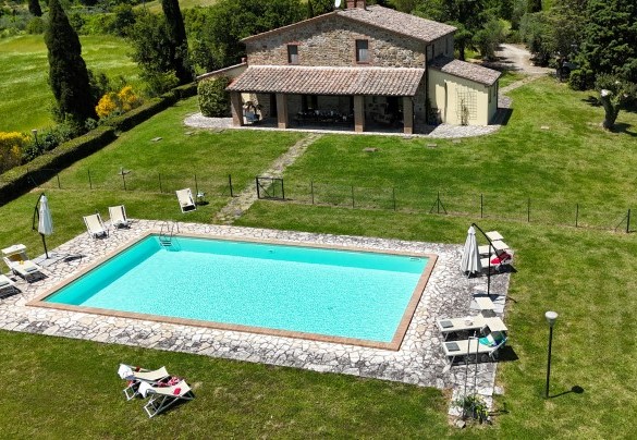 The swimming pool has deckchairs, sun loungers and two umbrellas - Podere San Lorenzo