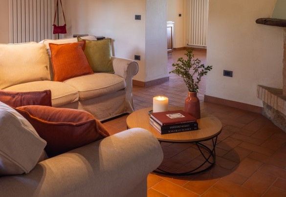 The living room with entrance and smart TV, connected to kitchen n.1 and the dining room - Podere San Lorenzo