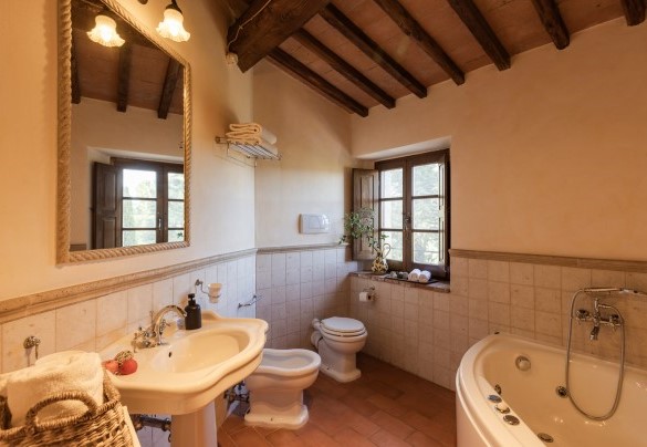 Bathroom n.4 with hydromassage tub serving bedrooms n.5 and n.6 on the first floor - Podere San Lorenzo