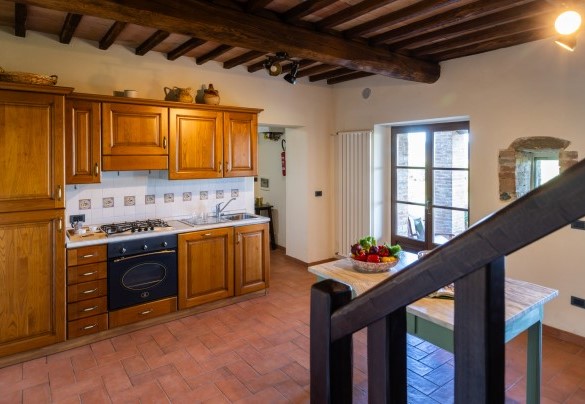 Kitchen n.1 connected to the living room, with staircase to the first floor and exit to the porch - Podere San Lorenzo