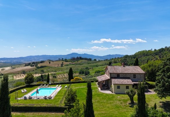 The fenced garden is characterised by gravel spaces and mixed lawn - Podere San Lorenzo