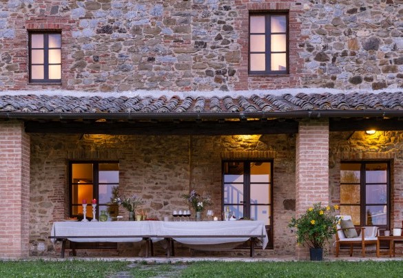 The porch with dining and living area - Podere San Lorenzo