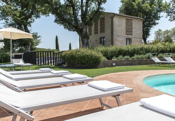 La piscina misura 12 x 6 m ed ha una profondità costante di 1,40 m - Podere Sant’Eugenio