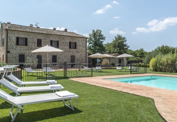 Su una vasta ed accuditissima distesa di soffice prato, al centro del quale troneggia la bella piscina dalla forma spiritosa - Podere Sant’Eugenio