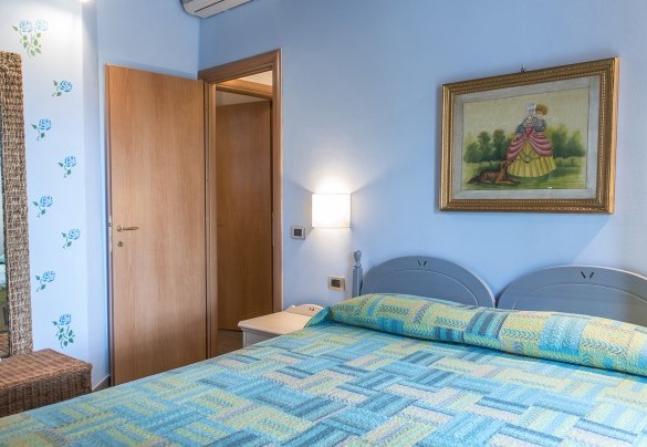 Double bedroom with bathroom with shower on the first floor in the annex - Podere Sant’Eugenio