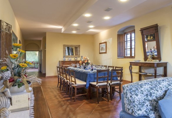 La zona pranzo è ben collegata alla grande e funzionale cucina - Podere Sant’Eugenio